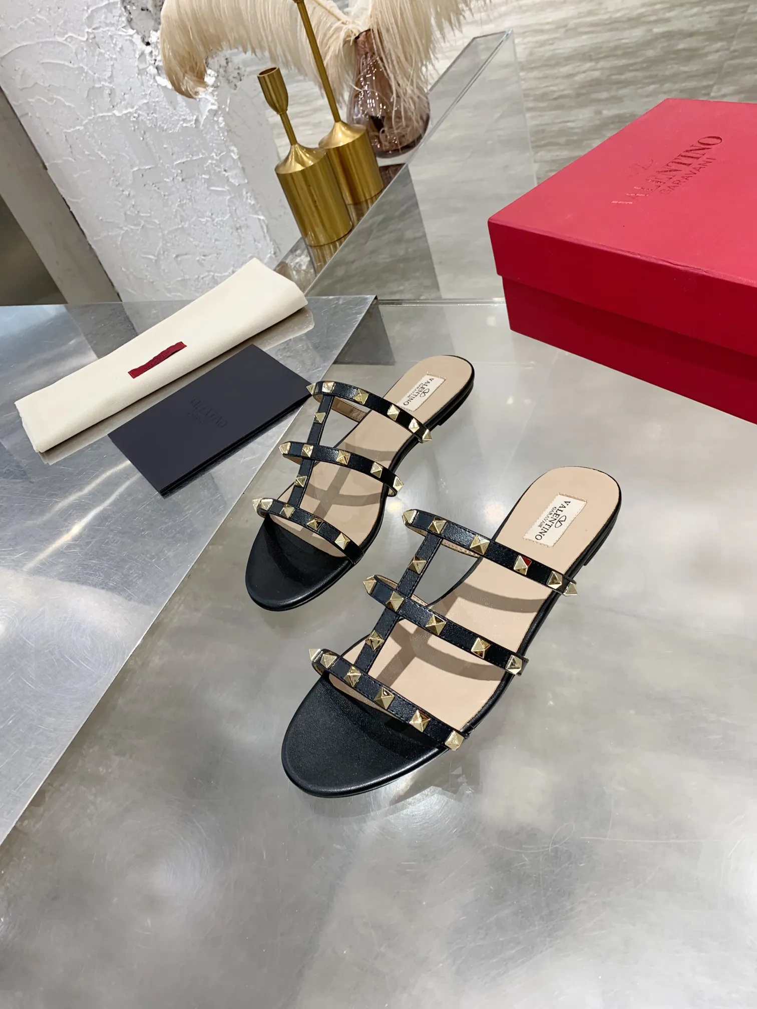 👟👟Ex-factory price👟👟Ex-factory price 380👟👟 Women's shoes Women's clothing Valentino studded classic sandals ✔️Mixed-breed sheepskin upper ✔️Mixed-breed sheepskin lining and foot pads ✔️Italian cowhide outsole with clear texture consistent with the counter ✔️Code number 35-40 (34, 41, can be customized and will not be returned or exchanged)